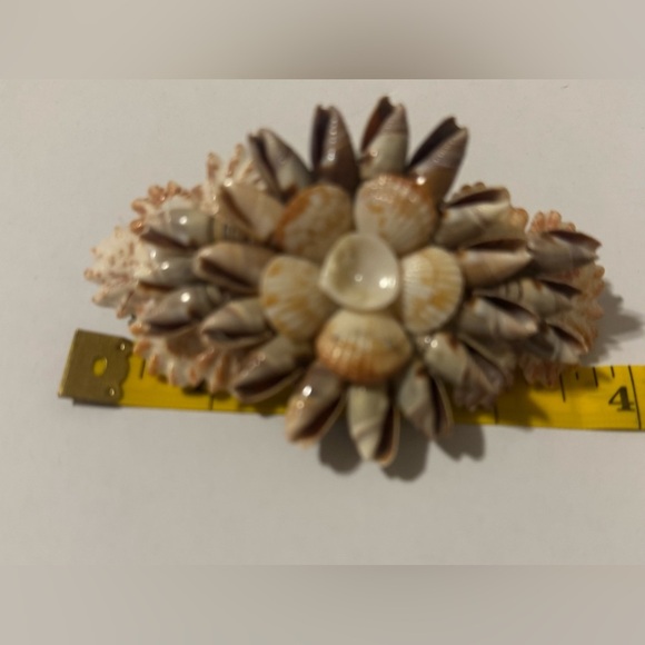 Seashell Barrette. Appears to be Handmade. Approx 4”x 2” - Picture 4 of 5